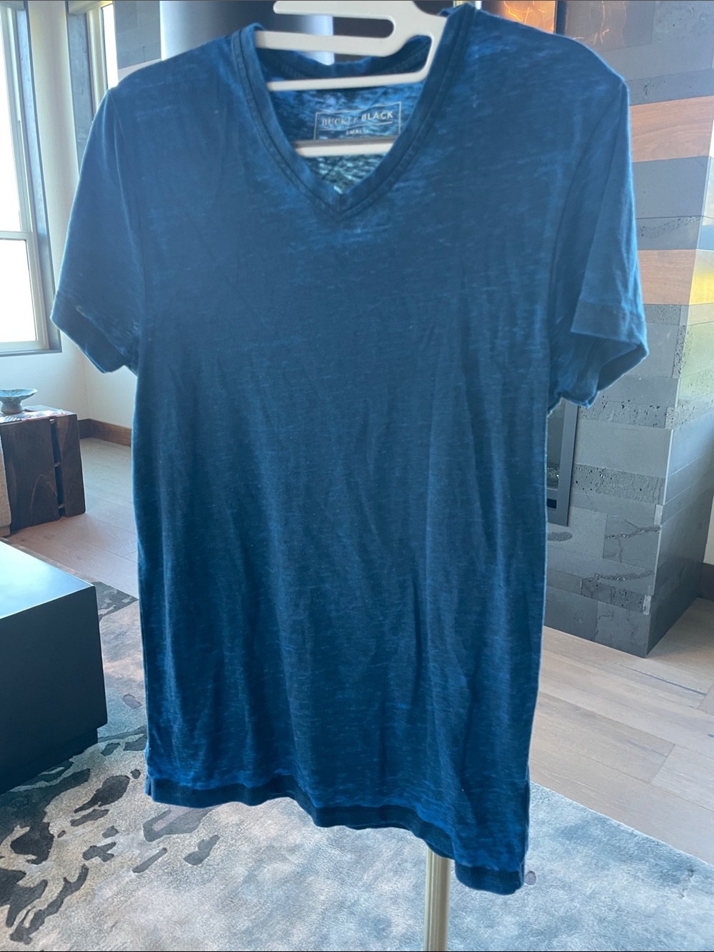 Buckle Black Men's Navy V-Neck T-Shirt